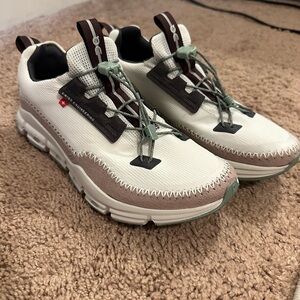 ON running shoes: Cloudaway-Ice/Moss